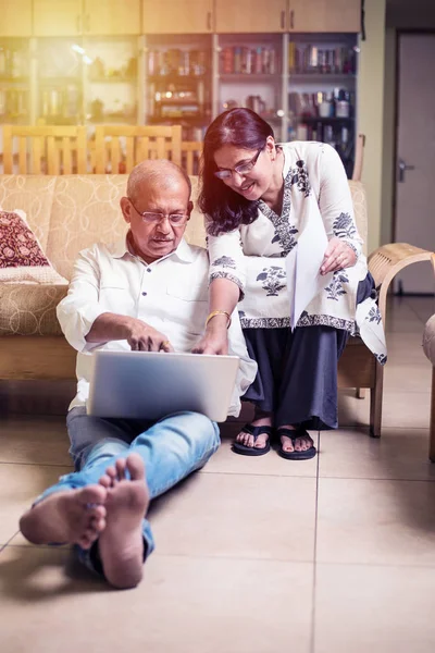 Senior Indio Asiático Pareja Contabilidad Haciendo Casa Finanzas Comprobación Facturas — Foto de Stock