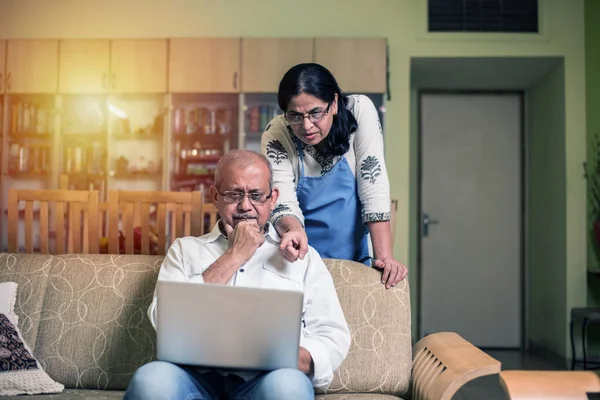 Senior Indio Asiático Pareja Contabilidad Haciendo Casa Finanzas Comprobación Facturas — Foto de Stock