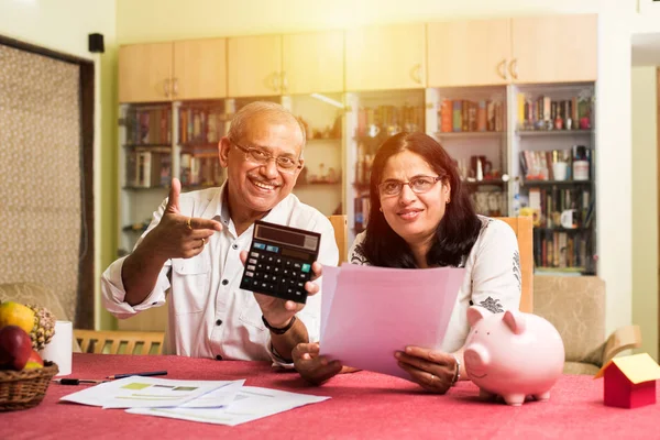 Sênior Indiano Asiático Casal Contabilidade Fazendo Casa Finanças Verificação Contas — Fotografia de Stock