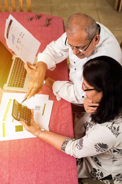 Senior Indiano Asiatico Coppia Contabilità Facendo Casa Finanza Controllare Bollette — Foto Stock