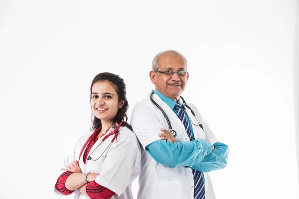 Indiska Läkare Senior Manliga Och Unga Kvinnliga Läkare Står Isolerade — Stockfoto