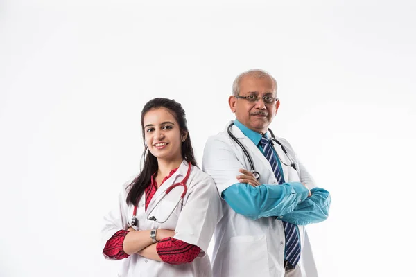 Médicos India Practicante Médico Senior Masculino Joven Pie Aislado Con —  Fotos de Stock