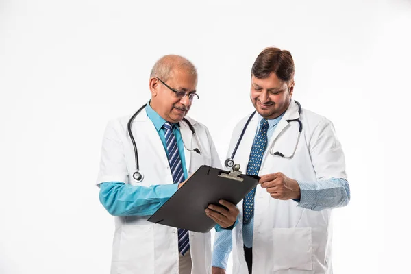 Deux Médecins Indiens Discutent Cas Médical Avec Dossier Isolés Sur — Photo