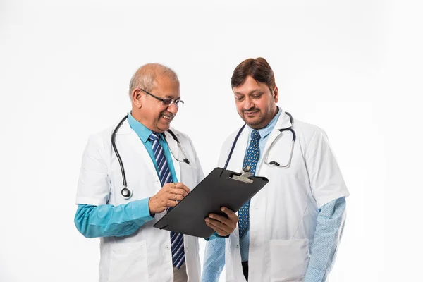 Dois Médicos Indianos Sexo Masculino Discutindo Caso Médico Com Gráfico — Fotografia de Stock