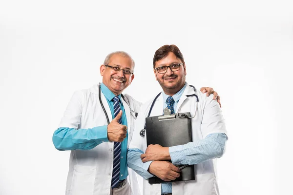 Двоє Індійських Лікарів Обговорюють Медичну Справу Діаграмою Стоячи Ізольовано Білому — стокове фото