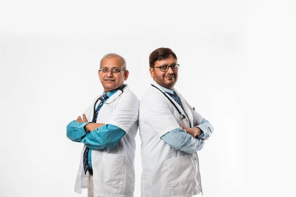 Dos Médicos Varones Indios Discutiendo Caso Médico Con Gráfico Pie —  Fotos de Stock