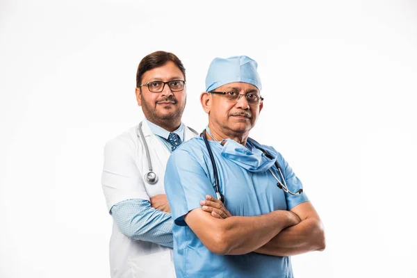 Cirujano Masculino Indio Asiático Médico Médico Pie Juntos Aislados Sobre —  Fotos de Stock