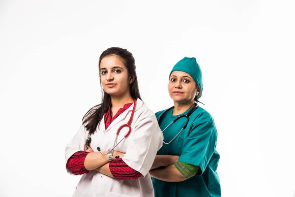 Zwei Ärztinnen Oder Chirurgen Stehen Und Schauen Die Kamera — Stockfoto