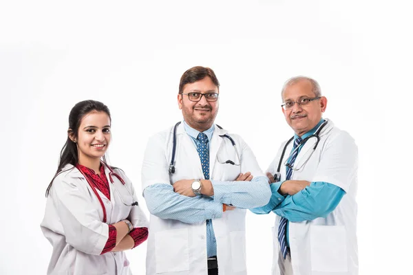 Grupo Médicos Indianos Masculino Feminino Isolado Fundo Branco Foco Seletivo — Fotografia de Stock