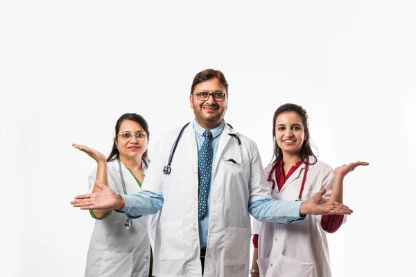 Grupa Indyjskich Lekarzy Mężczyzn Kobiet Stojących Izolacji Białym Tle Selektywne — Zdjęcie stockowe
