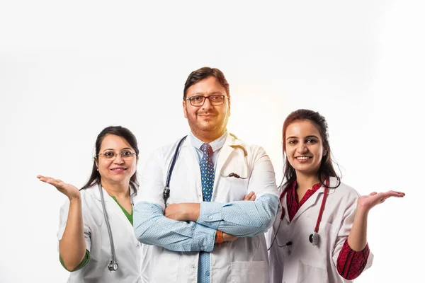 Grupo Médicos Indianos Masculino Feminino Isolado Fundo Branco Foco Seletivo — Fotografia de Stock