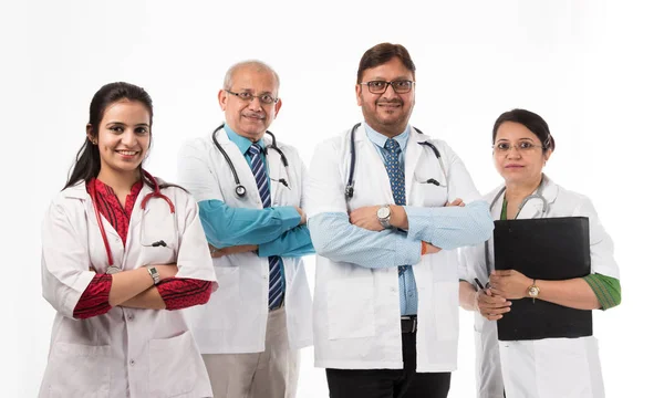 Grupo Médicos Indianos Cirurgiões Isolados Fundo Branco Foco Seletivo — Fotografia de Stock