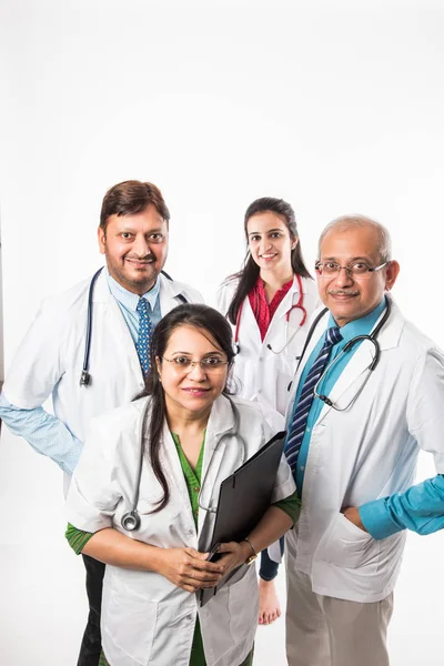 Grupo Médicos Indios Cirujanos Pie Aislados Sobre Fondo Blanco Enfoque —  Fotos de Stock