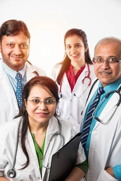 Grupp Indiska Läkare Eller Kirurger Står Isolerade Vit Bakgrund Selektiv — Stockfoto