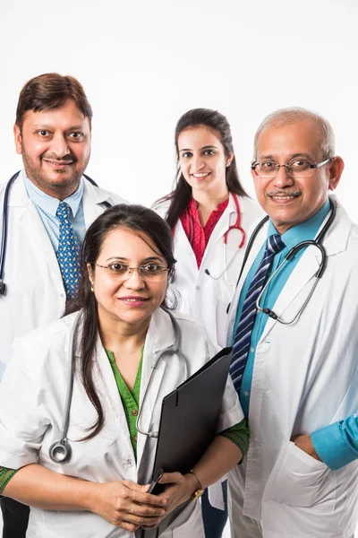 Grupp Indiska Läkare Eller Kirurger Står Isolerade Vit Bakgrund Selektiv — Stockfoto