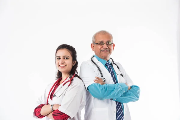 Médicos India Practicante Médico Senior Masculino Joven Pie Aislado Con Fotos De Stock Sin Royalties Gratis