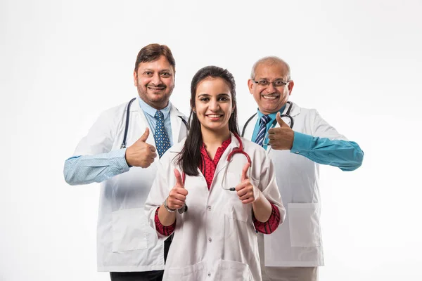 Skupina Indických Lékařů Mužů Žen Stojící Izolovaně Bílém Pozadí Selektivní Stock Fotografie