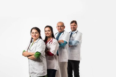 Bir grup Hintli tıp doktoru, erkek ve kadın beyaz arka planda izole edilmiş, seçici odaklı.