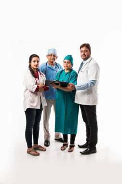 Dört Hintli doktor, beyaz arka planda tek başına dururken tıbbi raporu tartışıyorlar.