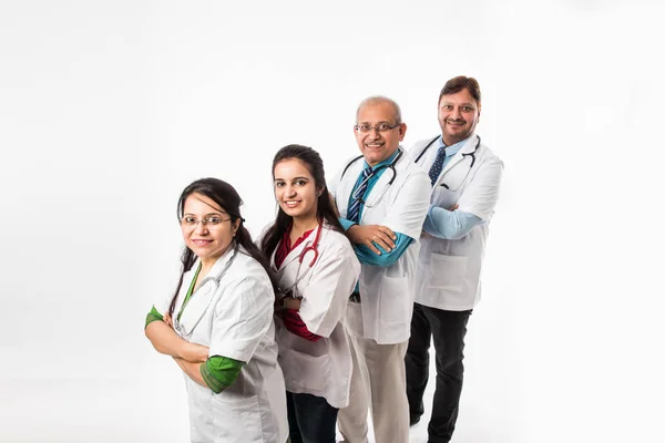 Grupa Indyjskich Lekarzy Mężczyzn Kobiet Stojących Izolacji Białym Tle Selektywne — Zdjęcie stockowe