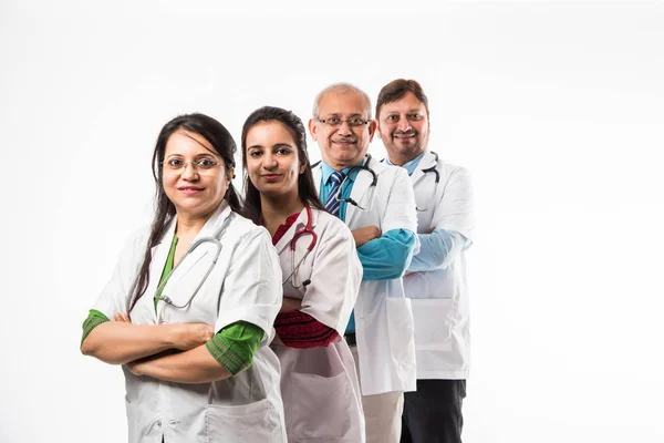 Grupp Indiska Läkare Manliga Och Kvinnliga Stående Isolerade Vit Bakgrund — Stockfoto