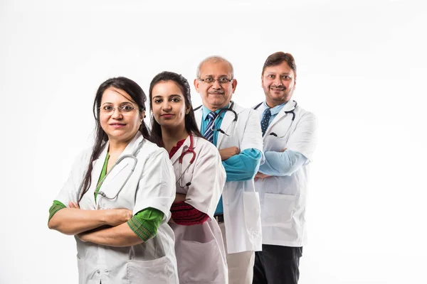 Grupo Médicos Indianos Masculino Feminino Isolado Fundo Branco Foco Seletivo — Fotografia de Stock