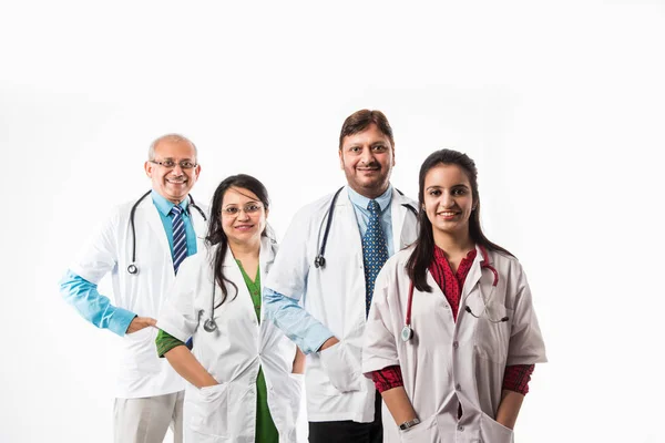 Grupo Médicos Indianos Masculino Feminino Isolado Fundo Branco Foco Seletivo — Fotografia de Stock