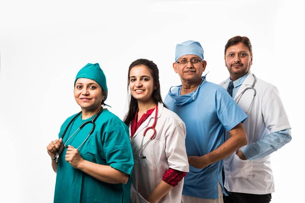 Grupo Médicos Indianos Masculino Feminino Isolado Fundo Branco Foco Seletivo — Fotografia de Stock