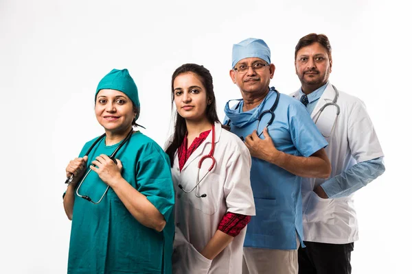 Grupo Médicos Indianos Masculino Feminino Isolado Fundo Branco Foco Seletivo — Fotografia de Stock