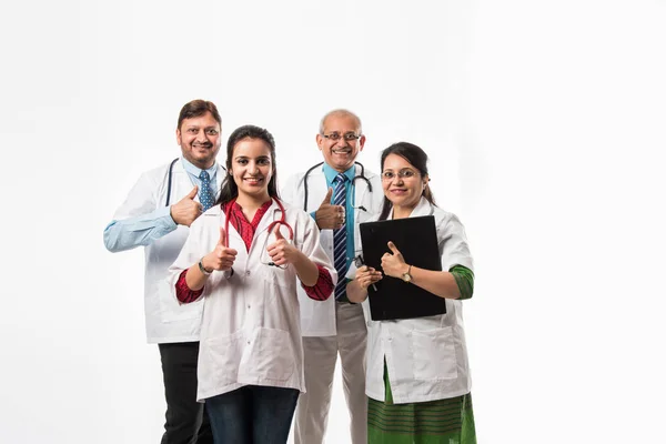 Hintli Doktorlar Grup Fotoğrafı Başarı Onay Işareti Gösteriyor Beyaz Arka — Stok fotoğraf