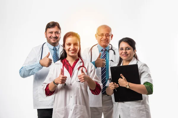 Hintli Doktorlar Grup Fotoğrafı Başarı Onay Işareti Gösteriyor Beyaz Arka — Stok fotoğraf
