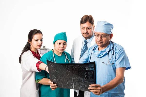 Röntgen Çeken Hintli Doktorlar Beyaz Arka Planda Izole Edilmiş Seçici — Stok fotoğraf