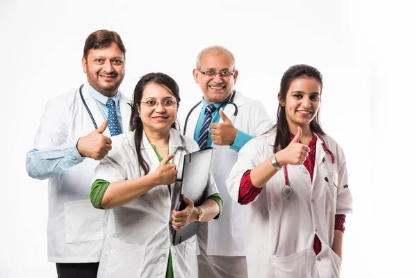 インドの医師グループの写真は サインアップの成功または親指を示しています 白い背景の上に隔離された立場 選択的なフォーカス — ストック写真
