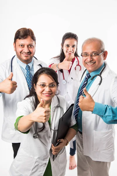 Médicos Indianos Foto Grupo Mostrando Sucesso Polegares Para Cima Sinal — Fotografia de Stock