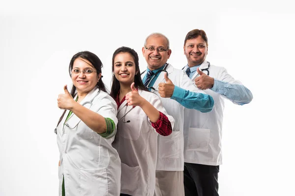 Médicos Indios Foto Grupo Mostrando Éxito Pulgares Hacia Arriba Signo —  Fotos de Stock