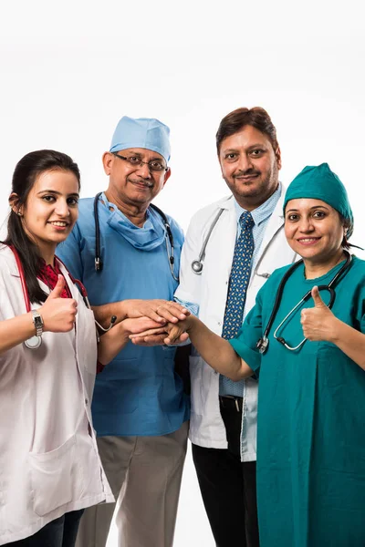 Médicos Indianos Foto Grupo Mostrando Sucesso Polegares Para Cima Sinal — Fotografia de Stock