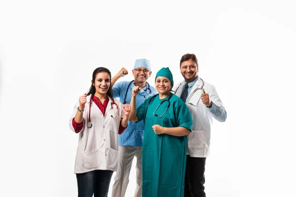 Médicos Indianos Foto Grupo Mostrando Sucesso Polegares Para Cima Sinal — Fotografia de Stock