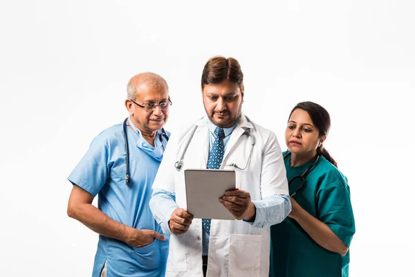 Grupp Framgångsrika Indiska Läkare Som Använder Tablett Trådlös Dator Teknik — Stockfoto