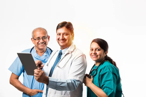 Grupo Médicos Indianos Bem Sucedidos Usando Computador Sem Fio Tablet — Fotografia de Stock