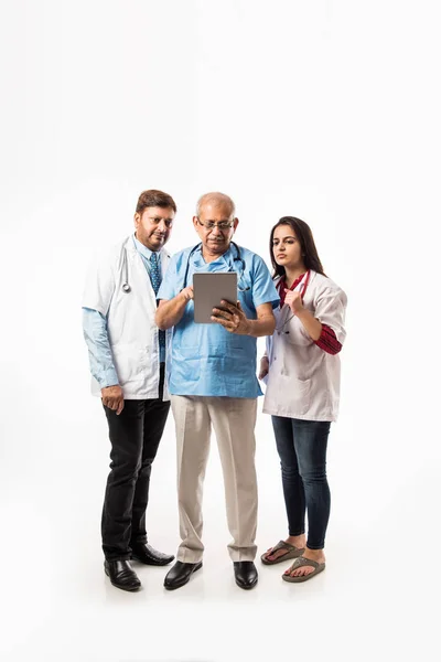 Grupo Médicos Indios Exitosos Que Utilizan Computadora Inalámbrica Tableta Tecnología —  Fotos de Stock