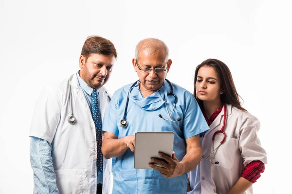 Grupo Médicos Indianos Bem Sucedidos Usando Computador Sem Fio Tablet — Fotografia de Stock