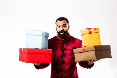 Geleneksel giyim / sherwani beyaz arka plan üzerinde hediye kutusu tutan Hint neşeli sakallı Adam