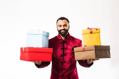Geleneksel giyim / sherwani beyaz arka plan üzerinde hediye kutusu tutan Hint neşeli sakallı Adam
