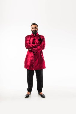 geleneksel giyim Neşeli sakallı Hint Adam portresi, seçici odak