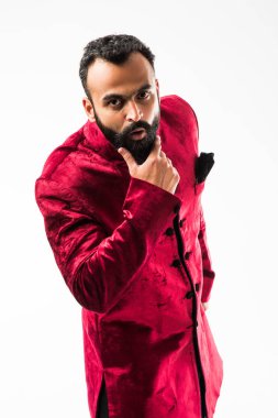 geleneksel giyim Neşeli sakallı Hint Adam portresi, seçici odak