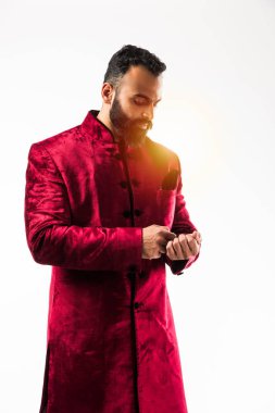 geleneksel giyim Neşeli sakallı Hint Adam portresi, seçici odak