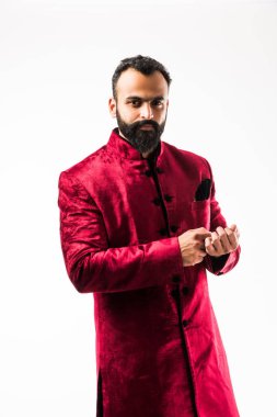 geleneksel giyim Neşeli sakallı Hint Adam portresi, seçici odak