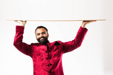 Hintli adam geleneksel sherwani giyerken sunan. beyaz arka plan üzerinde izole ayakta