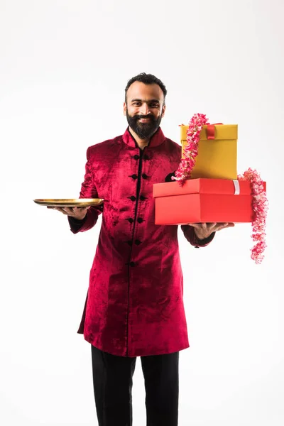 Индийский Человек Держащий Гирлянду Подарочные Коробки Пустую Тарелку Дивали Свадьба — стоковое фото