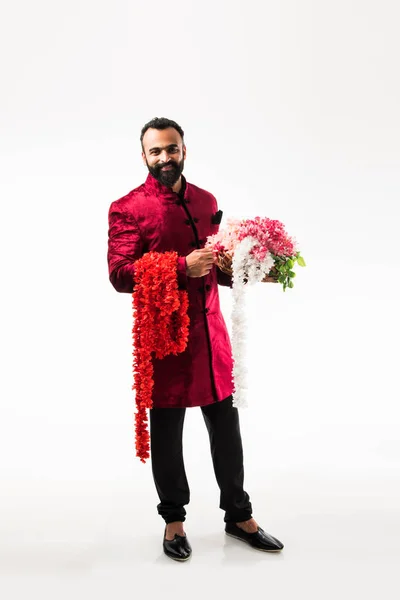 Uomo Indiano Che Tiene Ghirlanda Fiori Serie Decorazione Diwali Matrimonio — Foto Stock